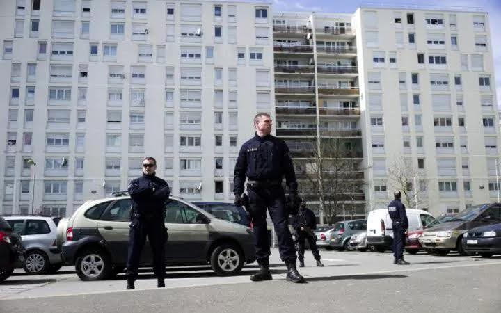 شرطة الفرنسية في ضاحية سيرفان بباريس