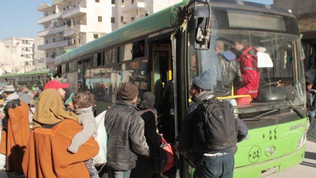 الآلاف ينتظرون مغادرة شرقي حلب