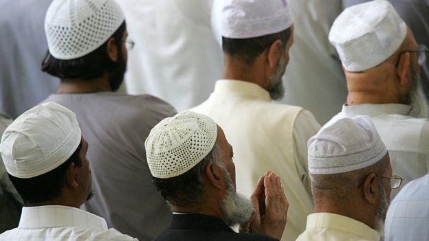 مسلمون يقيمون الصلاة في مسجد بشرقي لندن