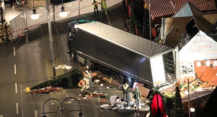 حادث اقتحام شاحنة لسوق عيد الميلاد في برلين