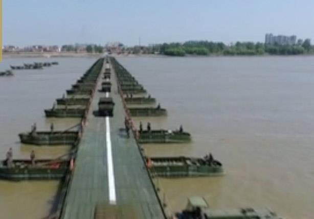 بناء جسر عائم على نهر اليانغتسي بالصين