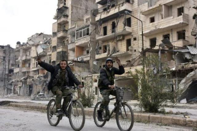 جنديان سوريان في حي السكري في حلب