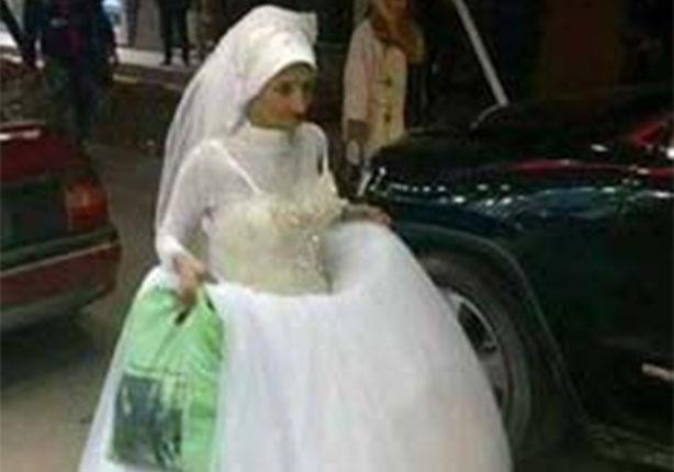 عجوز تسير بفستان زفاف  في شوارع الإسكندرية