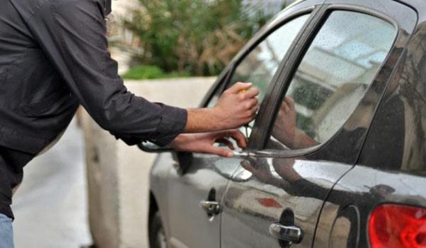 ضابط شرطة "مفصول" يتزعم عصابة لسرقة السيارات بالجي
