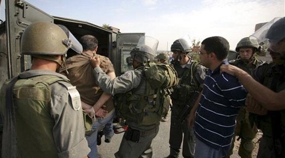قوات إسرائيلية تعتقل فلسطينيين