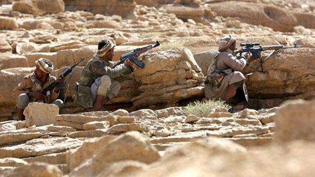  جنود موالون لهادي يتخذون مواقعهم في منطقة نهم قرب