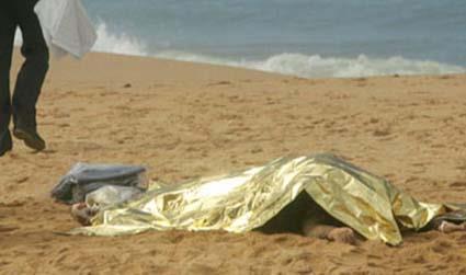 العثور على جثة سيدة بين صخور شاطئ البحر