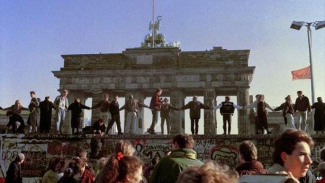 انهيار جدار برلين أرخ لنهاية الحرب الباردة