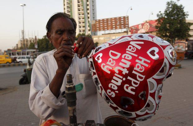 الرئيس الباكستاني يحض مواطنيه على تجاهل عيد الحب