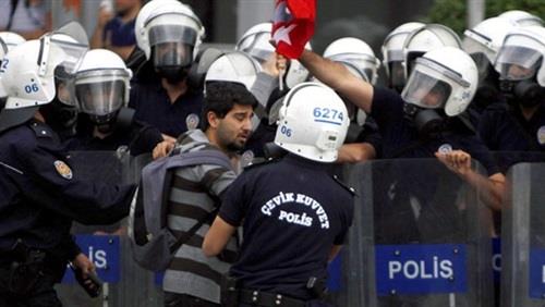 اعتقال 11 طالبا بجامعة أنقرة في تظاهرة بذكرى اعتقا