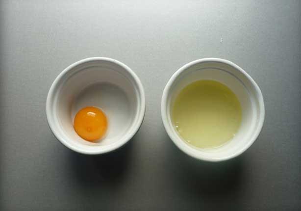 بالفيديو: كيف تجعل بياض البيضة في الوسط ؟