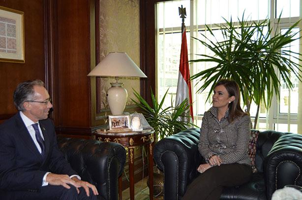 سحر نصر وزيرة التعاون الدولي خلال لقاءها مع سفير أ