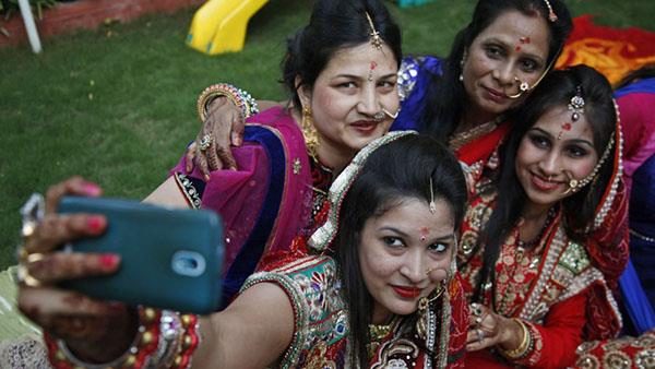 شركة هندية تطلق أرخص هاتف ذكي في العالم