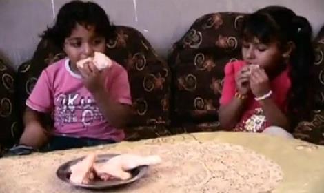 طفلتين من أكلي اللحوم النية