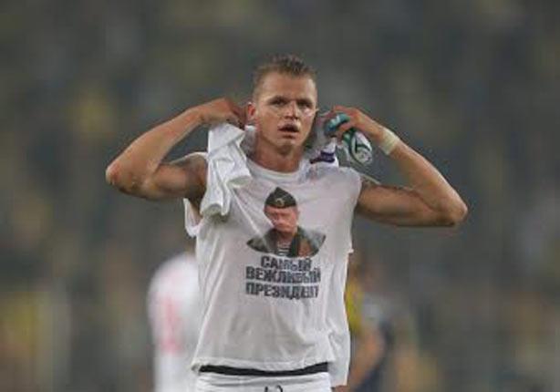 لاعب يرتدي قميص يجمل صورة بوتين