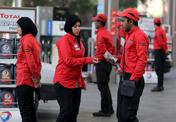 عاملات بمحطات وقود مصرية