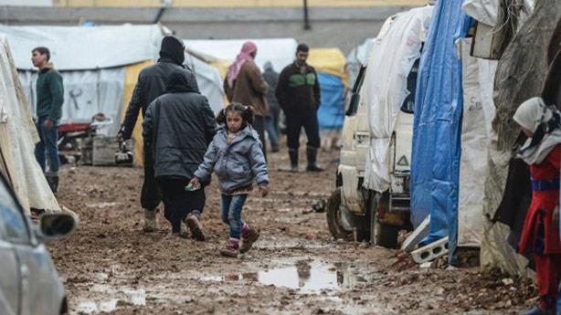  أكثر من 35 ألف نازح سوري عند الحدود التركية قرب م