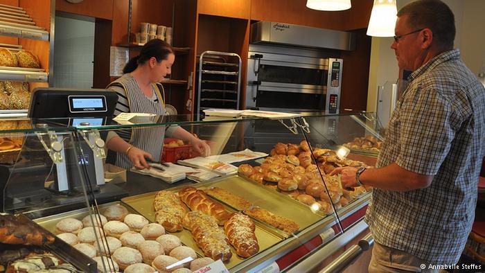 طالب بطرد لاجئ سوري متدرب في مخبز