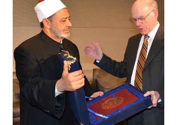 الإمام الأكبر يهدي رئيس البرلمان الألماني كتاب الج