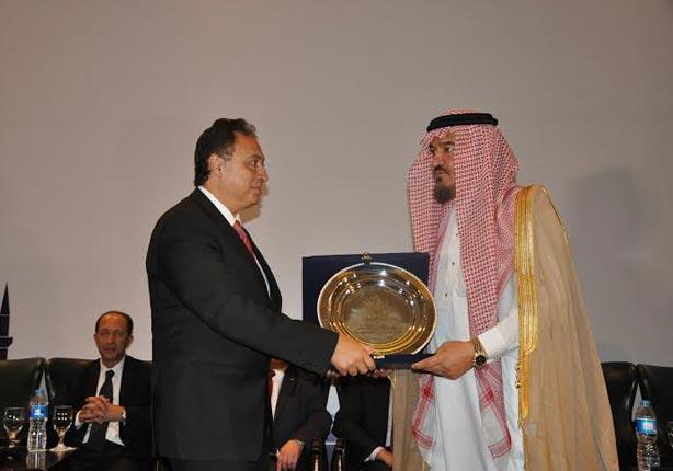  وزير الصحة  يُسلم جوائز اتحاد المستشفيات العربية