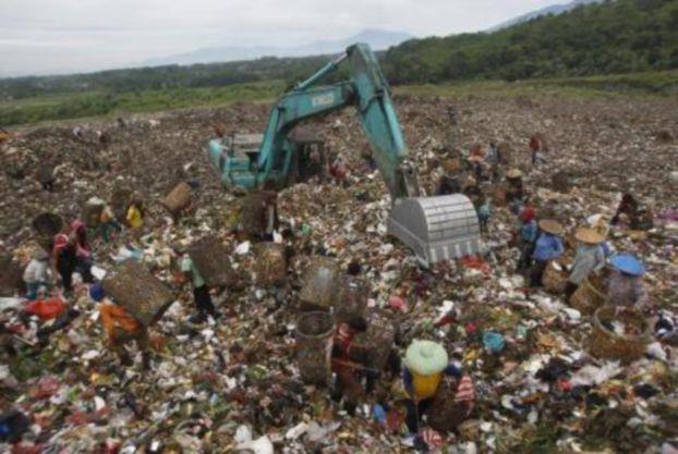 إندونيسي يحول النفايات إلى وقود