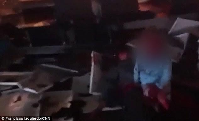 طفلة تصرخ فوق جثة أمها بعد تفجيرات بروكسل