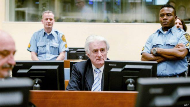 رادوفان كراديتش خلال استماعه لحكم المحكمة في لاهاي