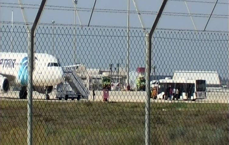 طائرة مصر للطيران تغادر مطار قبرص وعلى متنها الركا