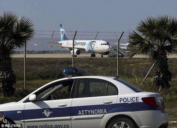 مصادر تحدد ملامح خاطف الطائرة المصرية