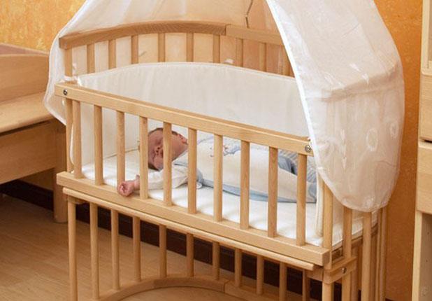 نوم الرضيع في سرير الوالدين يرفع خطر تعرضه للموت ا