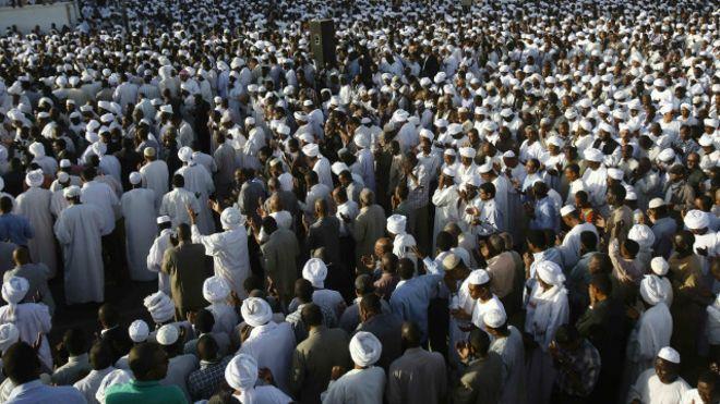 دفن الترابي في الخرطوم بحضور الآلاف