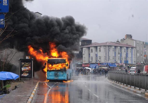 ملثمون يضرمون النيران في حافلة لنقل الركاب بإسطنبو