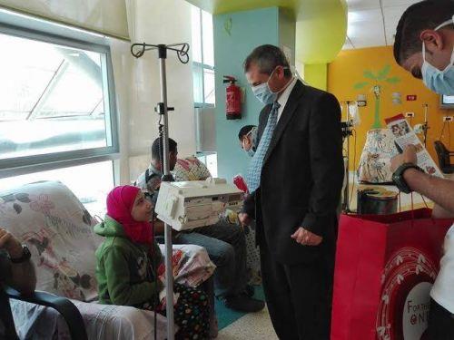 وفد من جامعة الأزهر يزور مستشفى سرطان الأطفال "573