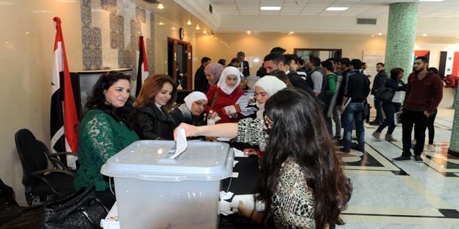 السوريون يتوافدون على لجان الاقتراع بدمشق مع إعلان