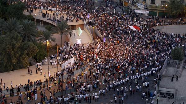 آلاف العراقيين يتظاهرون بساحة التحرير ببغداد