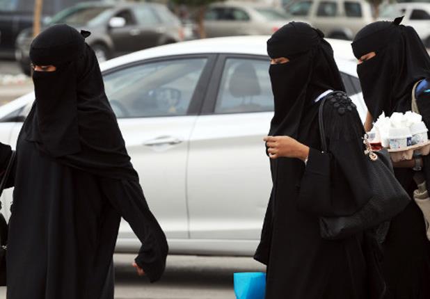 المرأة السعودية تعمل في محلات البقالة