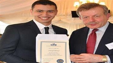 السفير البريطاني مُهنئًا طالب مصري: "الزهر لعب معا