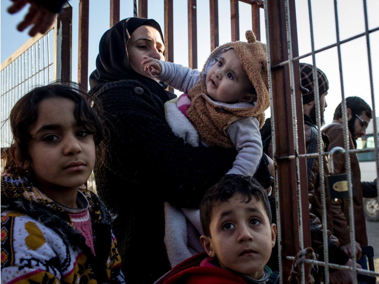 لاجؤن سوريون على الحدود  التركية