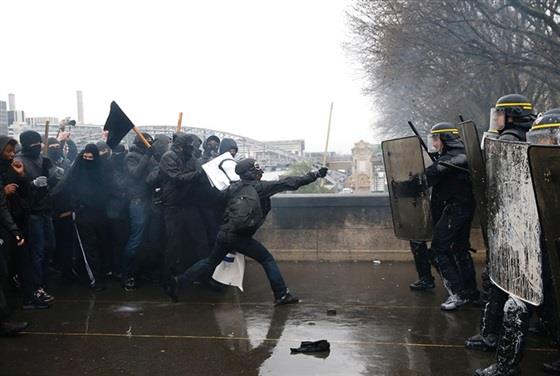 اشتباكات بين الشرطة الفرنسية ومتظاهرين