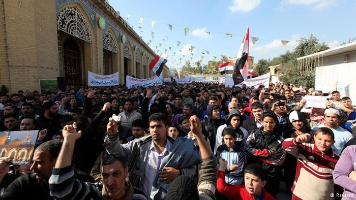 متظاهرون عراقيون يحيطون بالمنطقة الخضراء