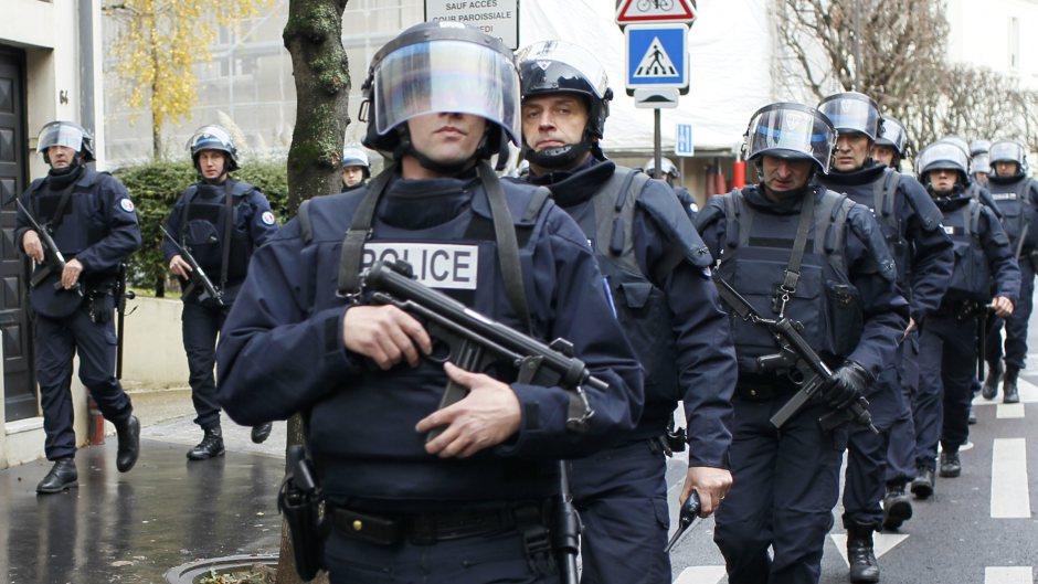 الشرطة الفرنسية تحظر المسيرات الليلية في وسط باريس