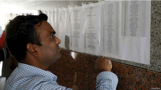 عامل اجنبي يبحث عن اسمه في قوائم مجموعة بن لادن ام