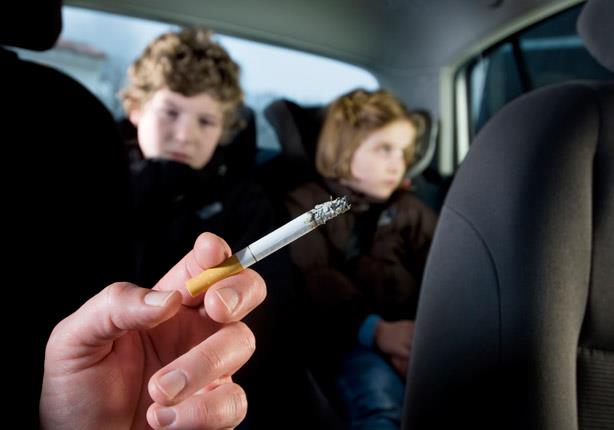 التدخين داخل سيارات تحمل أطفال