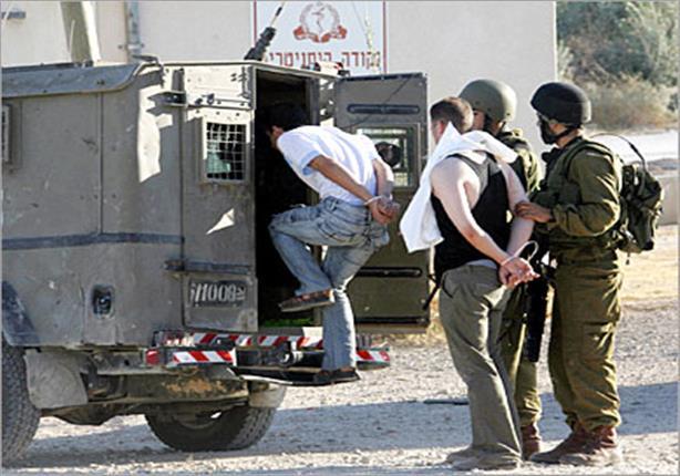 قوات إسرائيلية تعتقل  فلسطينين