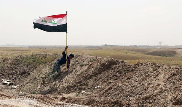 القوات العراقية ترفع العلم العراقي في مركز هيت