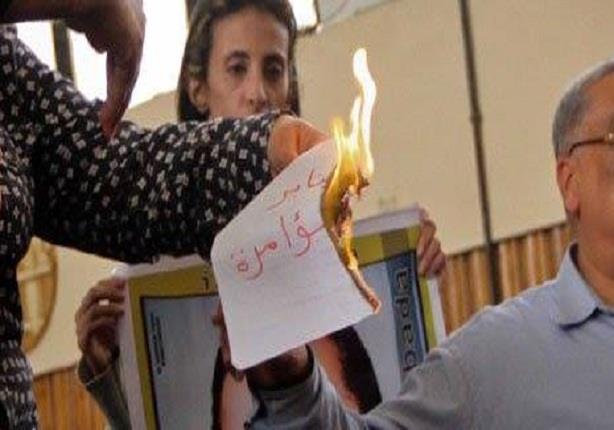 أنصار مبارك يحرقون ورقة مدون عليها ٢٥يناير مؤامرة 