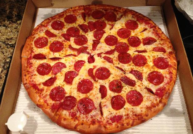 لماذا كرتون البيتزا مربع الشكل وهي دائرية؟ اعرف ال