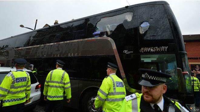 تسبب الاعتداء باضرار لحافلة مانشستر يونايتيد