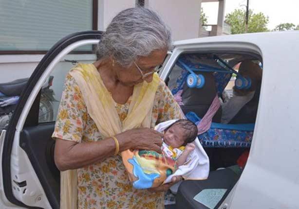  عجوز هندية في السبعين تلد طفلها الأول