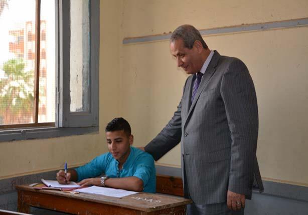 وزير التعليم يتفقد سير امتحانات الإعدادية